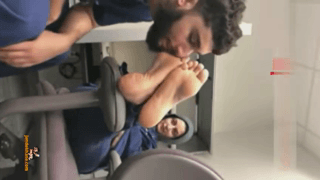 لیس زدن پاهای خانم با حجاب ایرانی