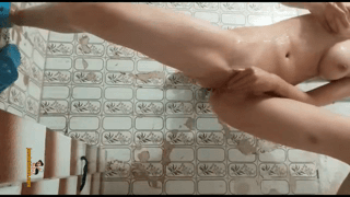 اندام نمایی و جق زدن ساناز تو حمام