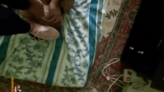 ارباب و برده ایستادن میسترس رو صورت برده