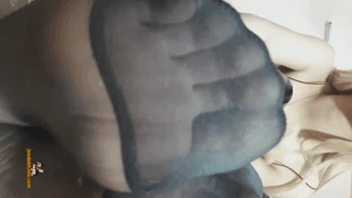 فوت فتیش دختر مو بلوند با جواب مشکی