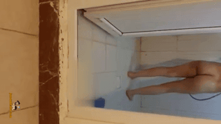 حمام کردن و نمایش سکسی همسر بی غیرت از زنش پارت اول